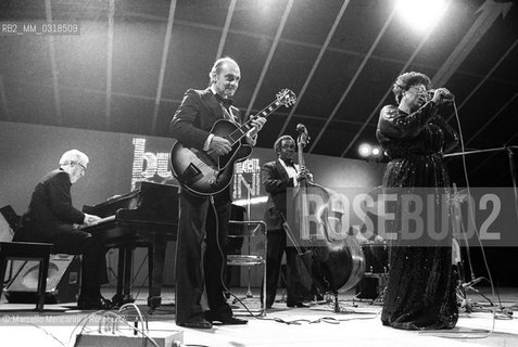 Le Focette (Tuscany), August 1980. Jazz singer Ella Fitzgerald and guitarist Joe Pass performing at Bussoladomani / Le Focette, località di Marina di Pietrasanta (Lucca), agosto 1980. La cantante Ella Fitzgerald e il chitarrista Joe Pass in concerto a Bussoladomani - ©Marcello Mencarini/Rosebud2