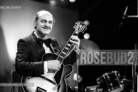 Le Focette (Tuscany), August 1980. Jazz guitarist Joe Pass performing at Bussoladomani / Le Focette, località di Marina di Pietrasanta (Lucca), agosto 1980. Il chitarrista Joe Pass in concerto a Bussoladomani - ©Marcello Mencarini/Rosebud2