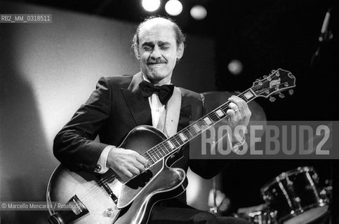 Le Focette (Tuscany), August 1980. Jazz guitarist Joe Pass performing at Bussoladomani / Le Focette, località di Marina di Pietrasanta (Lucca), agosto 1980. Il chitarrista Joe Pass in concerto a Bussoladomani - ©Marcello Mencarini/Rosebud2