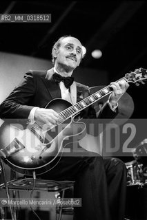 Le Focette (Tuscany), August 1980. Jazz guitarist Joe Pass performing at Bussoladomani / Le Focette, località di Marina di Pietrasanta (Lucca), agosto 1980. Il chitarrista Joe Pass in concerto a Bussoladomani - ©Marcello Mencarini/Rosebud2