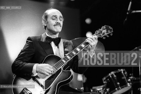Le Focette (Tuscany), August 1980. Jazz guitarist Joe Pass performing at Bussoladomani / Le Focette, località di Marina di Pietrasanta (Lucca), agosto 1980. Il chitarrista Joe Pass in concerto a Bussoladomani - ©Marcello Mencarini/Rosebud2