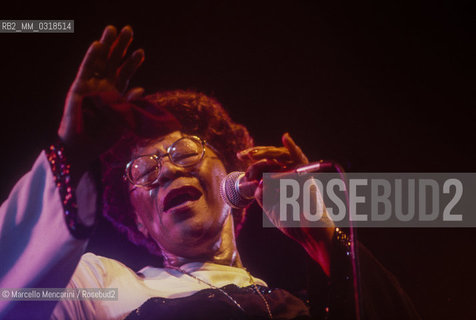 Le Focette (Tuscany), August 1980. Jazz singer Ella Fitzgerald performing at the Bussoladomani / Le Focette, località di Marina di Pietrasanta (Lucca), agosto 1980. La cantante Ella Fitzgerald in concerto a Bussoladomani - ©Marcello Mencarini/Rosebud2