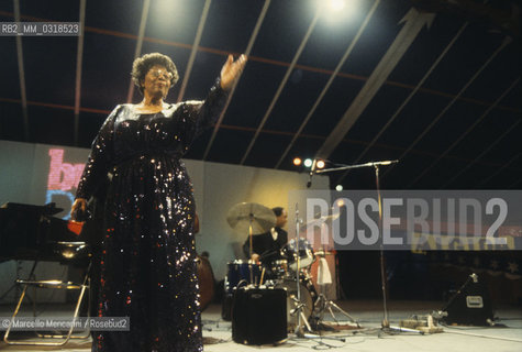 Le Focette (Tuscany), August 1980. Jazz singer Ella Fitzgerald performing at the Bussoladomani / Le Focette, località di Marina di Pietrasanta (Lucca), agosto 1980. La cantante Ella Fitzgerald in concerto al Bussoladomani - ©Marcello Mencarini/Rosebud2