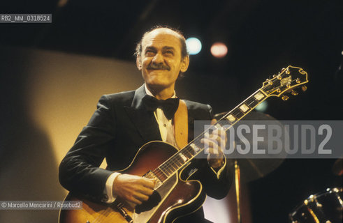 Le Focette (Tuscany), August 1980. Jazz guitarist Joe Pass performing at Bussoladomani / Le Focette, località di Marina di Pietrasanta (Lucca), agosto 1980. Il chitarrista Joe Pass in concerto a Bussoladomani - ©Marcello Mencarini/Rosebud2