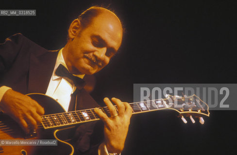 Le Focette (Tuscany), August 1980. Jazz guitarist Joe Pass performing at Bussoladomani / Le Focette, località di Marina di Pietrasanta (Lucca), agosto 1980. Il chitarrista Joe Pass in concerto a Bussoladomani - ©Marcello Mencarini/Rosebud2