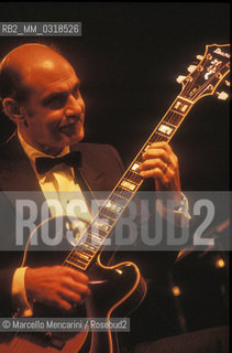 Le Focette (Tuscany), August 1980. Jazz guitarist Joe Pass performing at Bussoladomani / Le Focette, località di Marina di Pietrasanta (Lucca), agosto 1980. Il chitarrista Joe Pass in concerto a Bussoladomani - ©Marcello Mencarini/Rosebud2