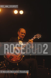 Le Focette (Tuscany), August 1980. Jazz guitarist Joe Pass performing at Bussoladomani / Le Focette, località di Marina di Pietrasanta (Lucca), agosto 1980. Il chitarrista Joe Pass in concerto a Bussoladomani - ©Marcello Mencarini/Rosebud2