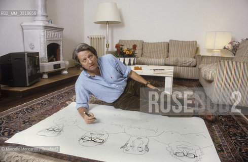 Rome, about 1985. Italian satire cartoonist Giorgio Forattini in the living room of his house / Roma, 1985 circa. Il vignettista satirico Giorgio Forattini nel salotto della sua casa - ©Marcello Mencarini/Rosebud2
