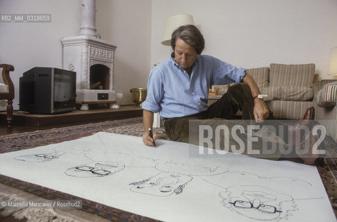 Rome, about 1985. Italian satire cartoonist Giorgio Forattini in the living room of his house / Roma, 1985 circa. Il vignettista satirico Giorgio Forattini nel salotto della sua casa - ©Marcello Mencarini/Rosebud2