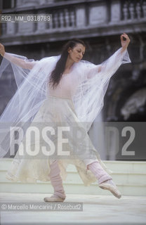 Venice, St. Marks Square, 1991. Ballet dancer Carla Fracci during a rehearsal / CARLA FRACCI, ballerina, Venezia, piazza San Marco, 1991. La ballerina classica Carla Fracci durante una prova - ©Marcello Mencarini/Rosebud2