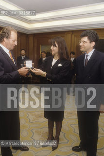 Palace of Zarzuela (Madrid). King Juan Carlos of Spain with Elisabetta Gardini and Fabrizio Frizzi, hosts of the Italian TV program Europa Europa (1989) / Palazzo della Zarzuela (Madrid). Il re Juan Carlos di Spagna con i presentatori del Programma Europa, Europa, Elisabetta Gardini e Fabrizio Frizzi (1989) - ©Marcello Mencarini/Rosebud2