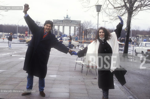 Berin, 1990. Fabrizio Frizzi and Elisabetta Gardini, hosts of the Italian TV program Europa Europa, in front of the Brandeburg Gate / Berlino, 1990. Fabrizio Frizzi ed Elisabetta Gardini, presentatori del programma televisivo Europa Europa, davanti alla porta di Brandeburgo - ©Marcello Mencarini/Rosebud2