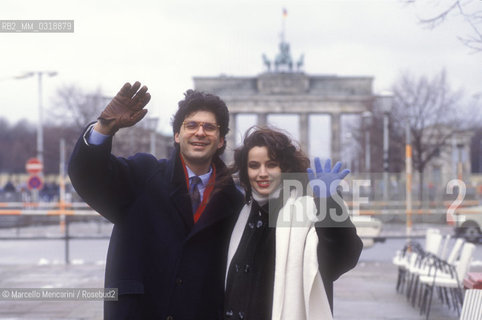 Berin, 1990. Fabrizio Frizzi and Elisabetta Gardini, hosts of the Italian TV program Europa Europa, in front of the Brandeburg Gate / Berlino, 1990. Fabrizio Frizzi ed Elisabetta Gardini, presentatori del programma televisivo Europa Europa, davanti alla porta di Brandeburgo - ©Marcello Mencarini/Rosebud2