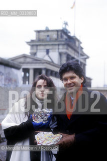 Berin, 1990. Fabrizio Frizzi and Elisabetta Gardini, hosts of the Italian TV program Europa Europa, in front of the Brandeburg Gate / Berlino, 1990. Fabrizio Frizzi ed Elisabetta Gardini, presentatori del programma televisivo Europa Europa, davanti alla porta di Brandeburgo - ©Marcello Mencarini/Rosebud2