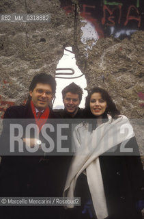 Berin, 1990. Fabrizio Frizzi and Elisabetta Gardini, hosts of the Italian TV program Europa Europa, with a soldier in front of the Berlin Wall / Berlino, 1990. Fabrizio Frizzi ed Elisabetta Gardini, presentatori del programma televisivo Europa Europa, con un soldato davanti al Muro di Berlino - ©Marcello Mencarini/Rosebud2