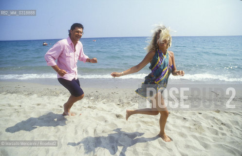 Sicily, 1991. Italian TV presenters Fabrizio Frizzi and Rita dalla Chiesa / Sicilia, 1991. I presentatori televisivi Fabrizio Frizzi e Rita dalla Chiesa - ©Marcello Mencarini/Rosebud2