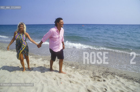 Sicily, 1991. Italian TV presenters Fabrizio Frizzi and Rita dalla Chiesa / Sicilia, 1991. I presentatori televisivi Fabrizio Frizzi e Rita dalla Chiesa - ©Marcello Mencarini/Rosebud2