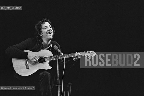Italian singer and songwriter Giorgio Gaber performing (1982) / Il cantautore Giorgio Gaber durante un concerto (1982) - Marcello Mencarini
 ©Marcello Mencarini/Rosebud2