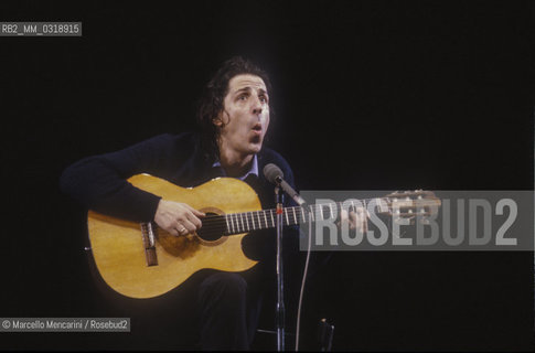 Italian singer and songwriter Giorgio Gaber performing (1982) / Il cantautore Giorgio Gaber durante un concerto (1982) - Marcello Mencarini
 ©Marcello Mencarini/Rosebud2