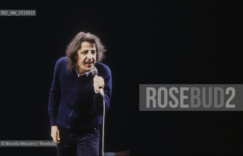 Italian singer and songwriter Giorgio Gaber performing (1982) / Il cantautore Giorgio Gaber durante un concerto (1982) - Marcello Mencarini
 ©Marcello Mencarini/Rosebud2