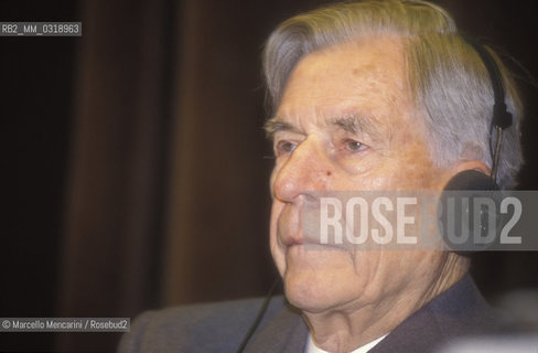 Rome, 1990. American economist John Kenneth Galbraith during a lecture / Roma, 1990. Leconomista americano John Kenneth Galbraith a una conferenza - ©Marcello Mencarini/Rosebud2