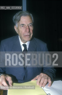 Rome, 1990. American economist John Kenneth Galbraith during a lecture / Roma, 1990. Leconomista americano John Kenneth Galbraith a una conferenza - ©Marcello Mencarini/Rosebud2