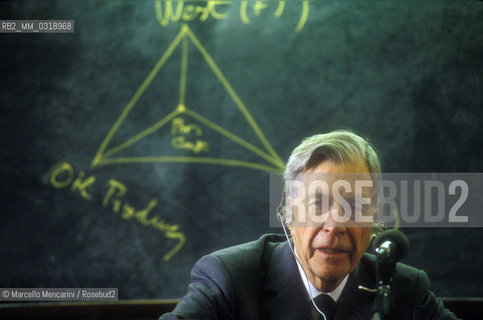 Rome, 1990. American economist John Kenneth Galbraith during a lecture / Roma, 1990. Leconomista americano John Kenneth Galbraith a una conferenza - ©Marcello Mencarini/Rosebud2