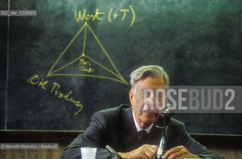 Rome, 1990. American economist John Kenneth Galbraith during a lecture / Roma, 1990. Leconomista americano John Kenneth Galbraith a una conferenza - ©Marcello Mencarini/Rosebud2