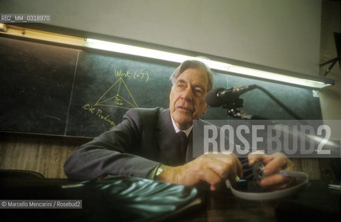 Rome, 1990. American economist John Kenneth Galbraith during a lecture / Roma, 1990. Leconomista americano John Kenneth Galbraith a una conferenza - ©Marcello Mencarini/Rosebud2