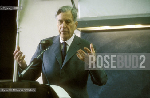 Rome, 1990. American economist John Kenneth Galbraith during a lecture / Roma, 1990. Leconomista americano John Kenneth Galbraith a una conferenza - ©Marcello Mencarini/Rosebud2