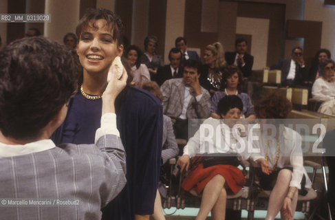 Rome, 1986. Co-host Elisabetta Gardini in a dressing room during television broadcast Uno mattina , conducting with journalist Piero Badaloni / Roma, 1986. La presentatrice Elisabetta Gardini durante il programma televisivo Uno mattina, condotto con il giornalista Piero Badaloni - ©Marcello Mencarini/Rosebud2