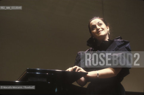 Italian soprano Cecilia Gasdia performing (1991) / Il soprano Cecilia Gasdia durante un concerto (1991) - ©Marcello Mencarini/Rosebud2