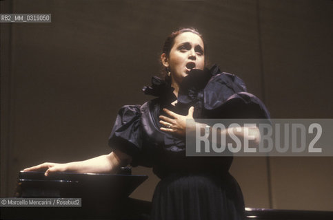 Italian soprano Cecilia Gasdia performing (1991) / Il soprano Cecilia Gasdia durante un concerto (1991) - ©Marcello Mencarini/Rosebud2