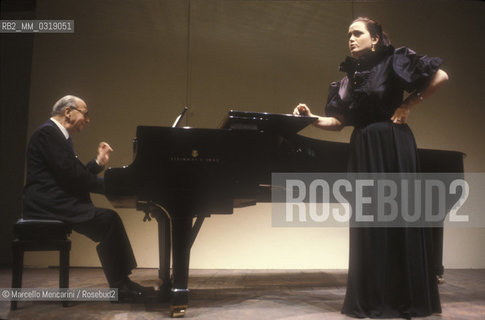Italian soprano Cecilia Gasdia performing accompanied by a pianist (1991) / Il soprano Cecilia Gasdia mentre canta accompagnata da un pianista (1991) - ©Marcello Mencarini/Rosebud2
