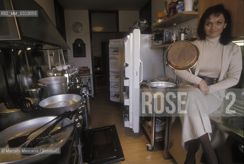 Verona, 1998. Italian soprano Cecilia Gasdia in the kitchen of her house / Verona, 1998. Il soprano Cecilia Gasdia nella cucina della sua casa - ©Marcello Mencarini/Rosebud2