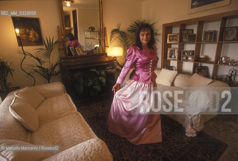 Verona, 1998. Italian soprano Cecilia Gasdia in her house / Verona, 1998. Il soprano Cecilia Gasdia nella sua casa - ©Marcello Mencarini/Rosebud2