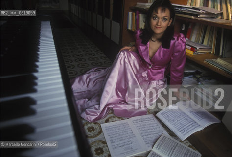 Verona, 1998. Italian soprano Cecilia Gasdia in her house / Verona, 1998. Il soprano Cecilia Gasdia nella sua casa - ©Marcello Mencarini/Rosebud2
