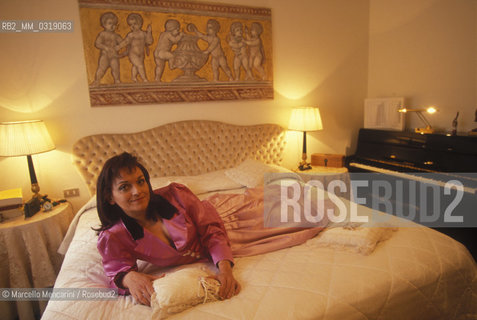 Verona, 1998. Italian soprano Cecilia Gasdia on her bed / Verona, 1998. Il soprano Cecilia Gasdia sul suo letto - ©Marcello Mencarini/Rosebud2