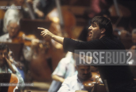 Rome, Pius XII Auditorium (concert hall of the Santa Cecilia Academy Orchestra), 1995. Italian conductor Daniele Gatti performing a rehearsal / Roma, Auditorium Pio XII (sede dei concerti dellorchestra dellAccademia nazionale di Santa Cecilia), 1995. Il direttore dorchestra Daniele Gatti mentre dirige una prova - ©Marcello Mencarini/Rosebud2