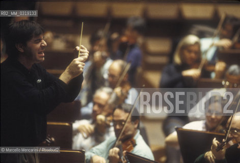 Rome, Pius XII Auditorium (concert hall of the Santa Cecilia Academy Orchestra), 1995. Italian conductor Daniele Gatti performing a rehearsal / Roma, Auditorium Pio XII (sede dei concerti dellorchestra dellAccademia nazionale di Santa Cecilia), 1995. Il direttore dorchestra Daniele Gatti mentre dirige una prova - ©Marcello Mencarini/Rosebud2