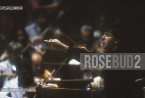 Rome, Pius XII Auditorium (concert hall of the Santa Cecilia Academy Orchestra), 1995. Italian conductor Daniele Gatti performing a rehearsal / Roma, Auditorium Pio XII (sede dei concerti dellorchestra dellAccademia nazionale di Santa Cecilia), 1995. Il direttore dorchestra Daniele Gatti mentre dirige una prova - ©Marcello Mencarini/Rosebud2