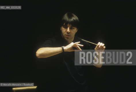 Rome, Pius XII Auditorium (concert hall of the Santa Cecilia Academy Orchestra), 1995. Italian conductor Daniele Gatti performing a rehearsal / Roma, Auditorium Pio XII (sede dei concerti dellorchestra dellAccademia nazionale di Santa Cecilia), 1995. Il direttore dorchestra Daniele Gatti mentre dirige una prova - ©Marcello Mencarini/Rosebud2