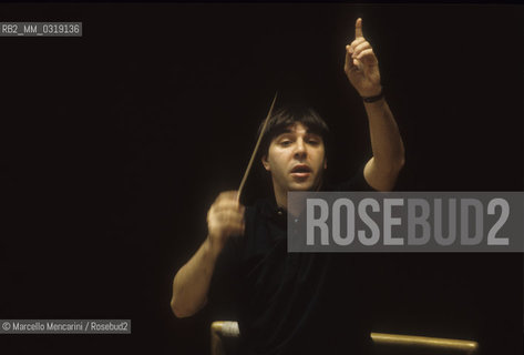Rome, Pius XII Auditorium (concert hall of the Santa Cecilia Academy Orchestra), 1995. Italian conductor Daniele Gatti performing a rehearsal / Roma, Auditorium Pio XII (sede dei concerti dellorchestra dellAccademia nazionale di Santa Cecilia), 1995. Il direttore dorchestra Daniele Gatti mentre dirige una prova - ©Marcello Mencarini/Rosebud2