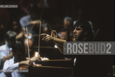 Rome, Pius XII Auditorium (concert hall of the Santa Cecilia Academy Orchestra), 1995. Italian conductor Daniele Gatti performing a rehearsal / Roma, Auditorium Pio XII (sede dei concerti dellorchestra dellAccademia nazionale di Santa Cecilia), 1995. Il direttore dorchestra Daniele Gatti mentre dirige una prova - ©Marcello Mencarini/Rosebud2