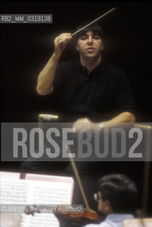 Rome, Pius XII Auditorium (concert hall of the Santa Cecilia Academy Orchestra), 1995. Italian conductor Daniele Gatti performing a rehearsal / Roma, Auditorium Pio XII (sede dei concerti dellorchestra dellAccademia nazionale di Santa Cecilia), 1995. Il direttore dorchestra Daniele Gatti mentre dirige una prova - ©Marcello Mencarini/Rosebud2