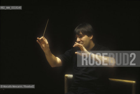 Rome, Pius XII Auditorium (concert hall of the Santa Cecilia Academy Orchestra), 1995. Italian conductor Daniele Gatti performing a rehearsal / Roma, Auditorium Pio XII (sede dei concerti dellorchestra dellAccademia nazionale di Santa Cecilia), 1995. Il direttore dorchestra Daniele Gatti mentre dirige una prova - ©Marcello Mencarini/Rosebud2