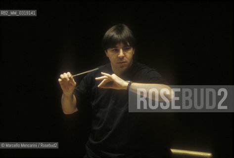 Rome, Pius XII Auditorium (concert hall of the Santa Cecilia Academy Orchestra), 1995. Italian conductor Daniele Gatti performing a rehearsal / Roma, Auditorium Pio XII (sede dei concerti dellorchestra dellAccademia nazionale di Santa Cecilia), 1995. Il direttore dorchestra Daniele Gatti mentre dirige una prova - ©Marcello Mencarini/Rosebud2