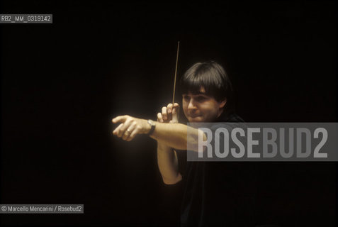 Rome, Pius XII Auditorium (concert hall of the Santa Cecilia Academy Orchestra), 1995. Italian conductor Daniele Gatti performing a rehearsal / Roma, Auditorium Pio XII (sede dei concerti dellorchestra dellAccademia nazionale di Santa Cecilia), 1995. Il direttore dorchestra Daniele Gatti mentre dirige una prova - ©Marcello Mencarini/Rosebud2