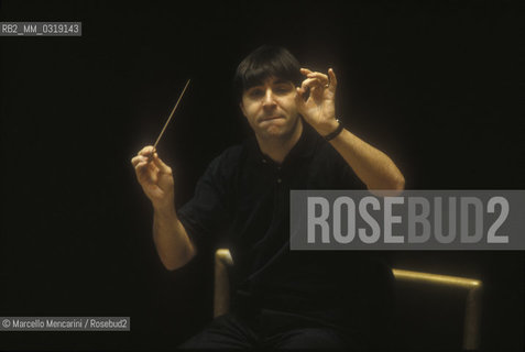 Rome, Pius XII Auditorium (concert hall of the Santa Cecilia Academy Orchestra), 1995. Italian conductor Daniele Gatti performing a rehearsal / Roma, Auditorium Pio XII (sede dei concerti dellorchestra dellAccademia nazionale di Santa Cecilia), 1995. Il direttore dorchestra Daniele Gatti mentre dirige una prova - ©Marcello Mencarini/Rosebud2