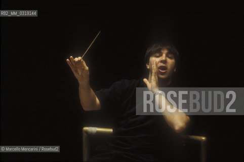 Rome, Pius XII Auditorium (concert hall of the Santa Cecilia Academy Orchestra), 1995. Italian conductor Daniele Gatti performing a rehearsal / Roma, Auditorium Pio XII (sede dei concerti dellorchestra dellAccademia nazionale di Santa Cecilia), 1995. Il direttore dorchestra Daniele Gatti mentre dirige una prova - ©Marcello Mencarini/Rosebud2